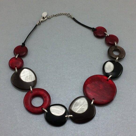 Caracol Lightweight Red Black Silver Plastic Rounds Circles Geometric Necklace - Picture 5 of 7